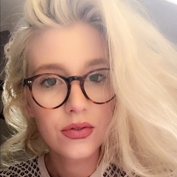 Profile Picture of Jerri Bearse (@allbouttheshoes) on Poshmark