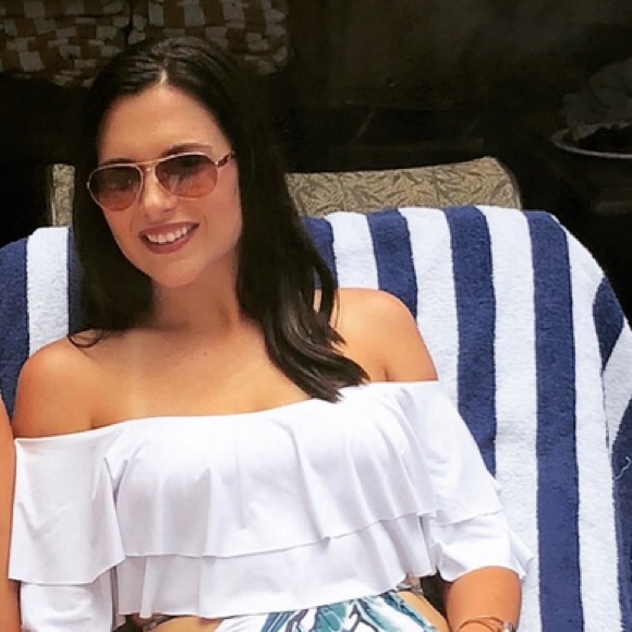 Profile Picture of Lauren Celsor (@laurencelsor) on Poshmark