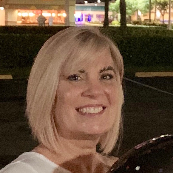 Profile Picture of Robin Konikoff (@rbkonikoff) on Poshmark