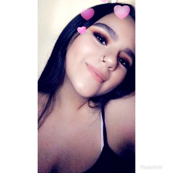 Profile Picture of Mikayla Ahnen (@mikaylaahnen) on Poshmark