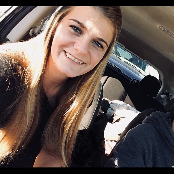 Profile Picture of Callie Artime (@cnartime27) on Poshmark