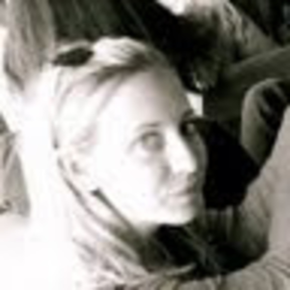 Profile Picture of Hillary Perlman (@hillarylperlman) on Poshmark