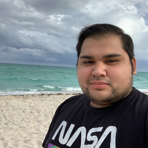 Profile Picture of Eli Velasquez (@eliv06) on Poshmark