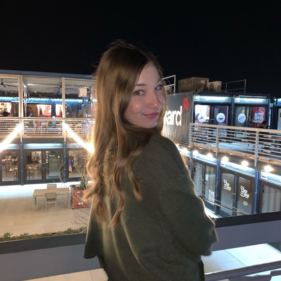 Sara Chalupa - Poshmark Profile Picture of Sara Chalupa (@sara_chalupa) on Poshmark