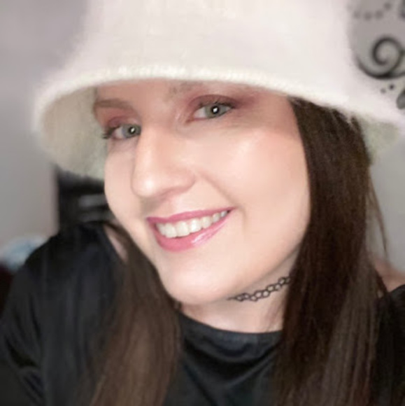 Profile Picture of Cara Sieczkowski (@caramaeski09) on Poshmark