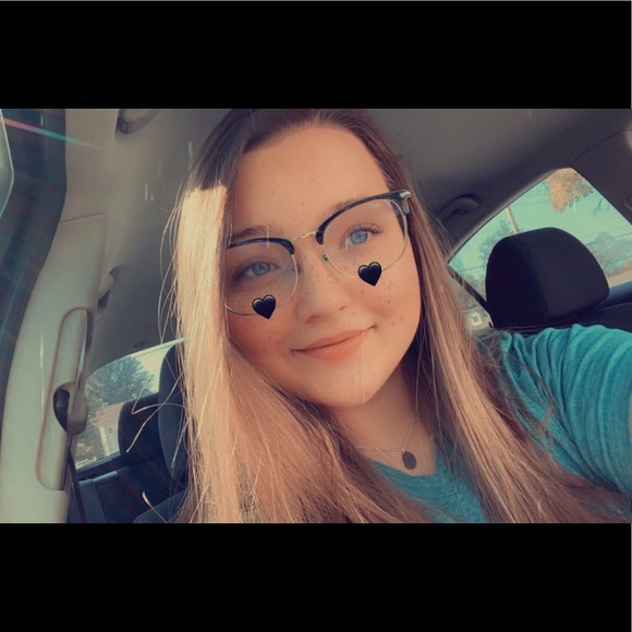 Profile Picture of Emma Oliver (@emmaloliver) on Poshmark