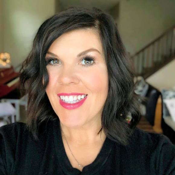 Profile Picture of Robin Farris biddlecomb (@robin_f) on Poshmark