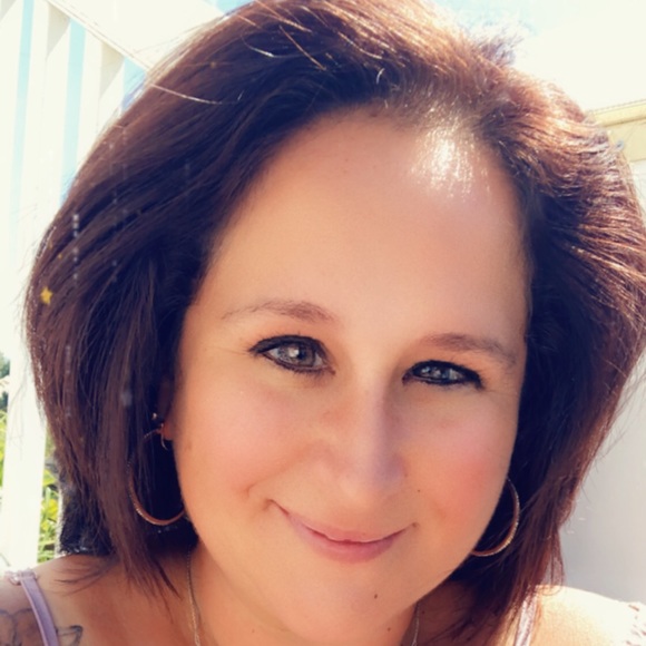 Profile Picture of Elizabeth Sollenberger (@sollygirl79) on Poshmark