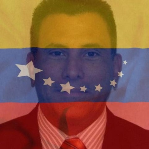 Profile Picture of Vinicio Aizpurua (@vinicioaizpurua) on Poshmark
