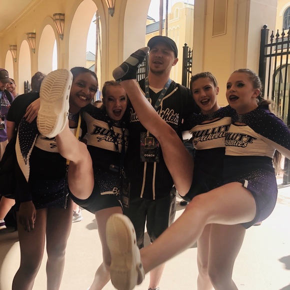 Anna Romagnoli - Poshmark Profile Picture of Anna Romagnoli (@annaraviolii) on Poshmark