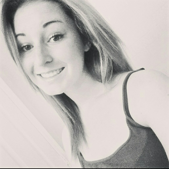 Profile Picture of Amanda Borkenhagen (@mandileann22) on Poshmark