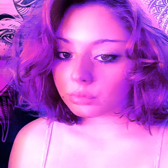 Profile Picture of Zoe jane Kravetsky (@zoejane13) on Poshmark