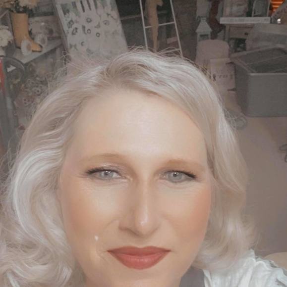 Profile Picture of Carla Lockwood (@cslockwood40) on Poshmark