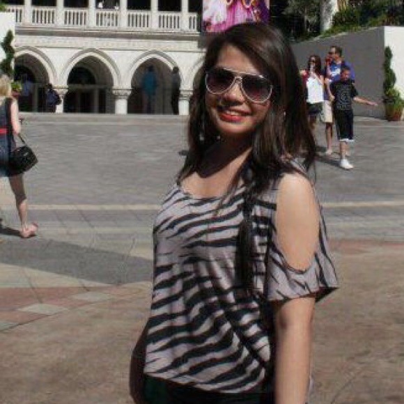 Profile Picture of Pauline Razon (@lovelylyfstyle) on Poshmark