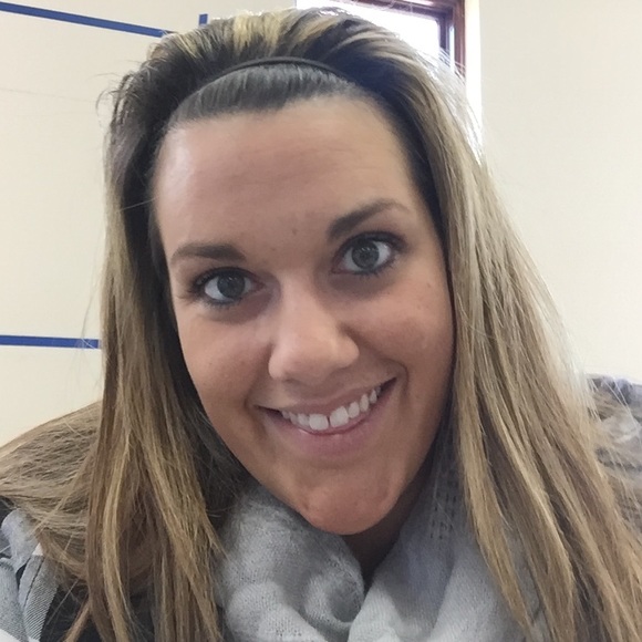 Profile Picture of Aimee Mallinger (@amallinger) on Poshmark