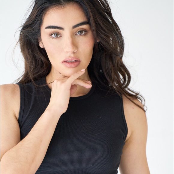 Profile Picture of Nicole Camaratta (@n_camaratta) on Poshmark