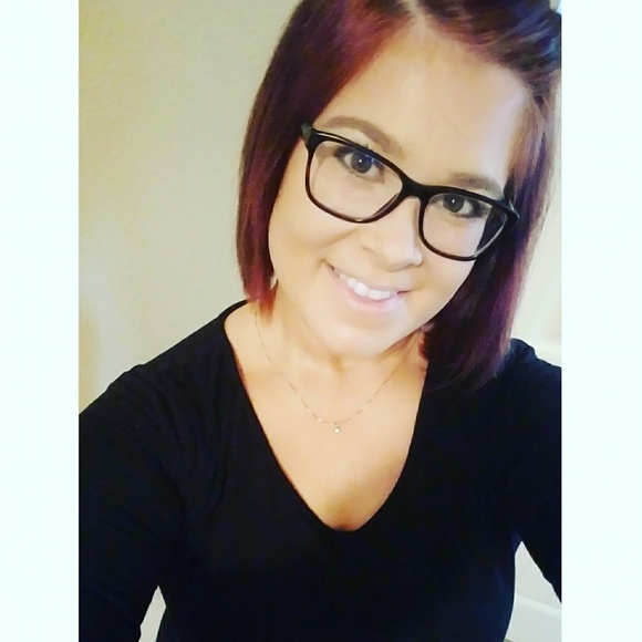 Profile Picture of Karlie Jeffery (@kjeffery28) on Poshmark