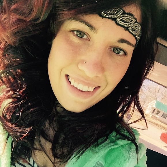 Profile Picture of Ciera Thomas (@cierashena) on Poshmark