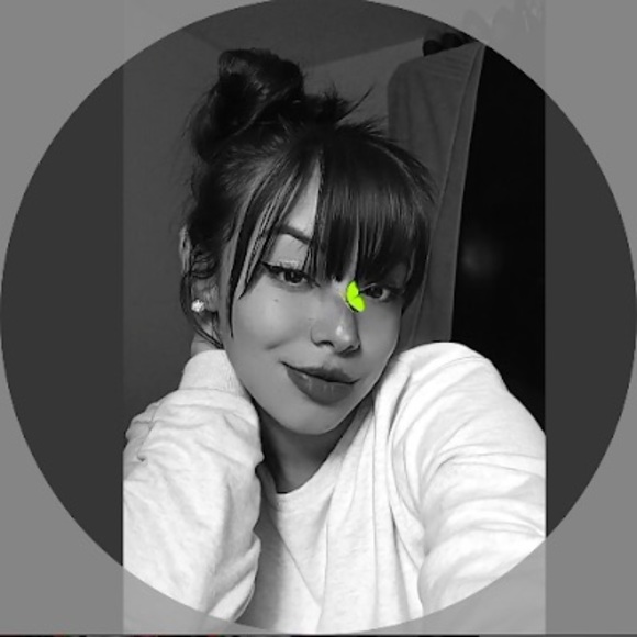 Profile Picture of Laura Riveros (@l_riveros) on Poshmark