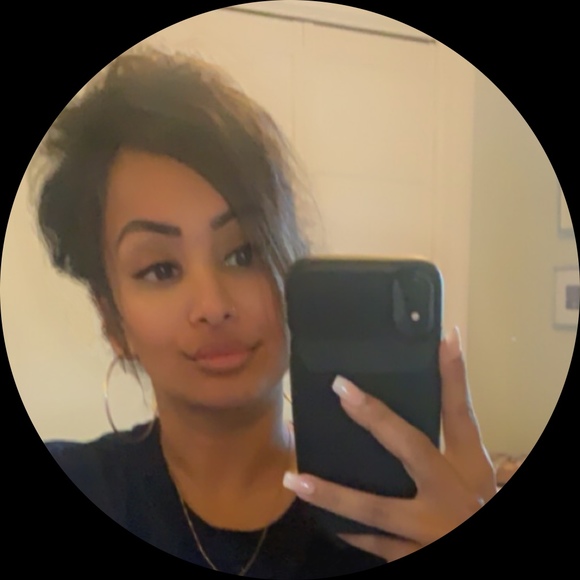 Profile Picture of Stephanie Swanke (@stepheebabe121) on Poshmark