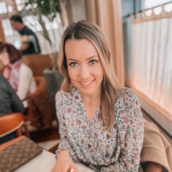 Profile Picture of Catherine Cichowski (@cichowski218) on Poshmark