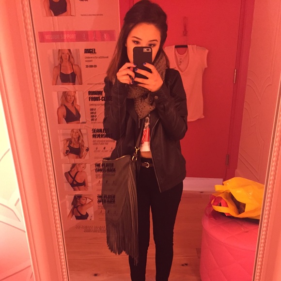 Profile Picture of Val Gonzalez (@valoverboard) on Poshmark