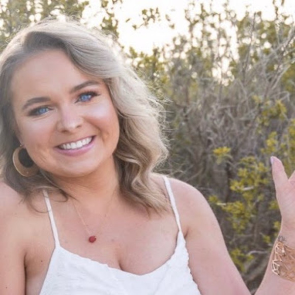 Profile Picture of Lauren Lobmeyer (@laurenloby25) on Poshmark