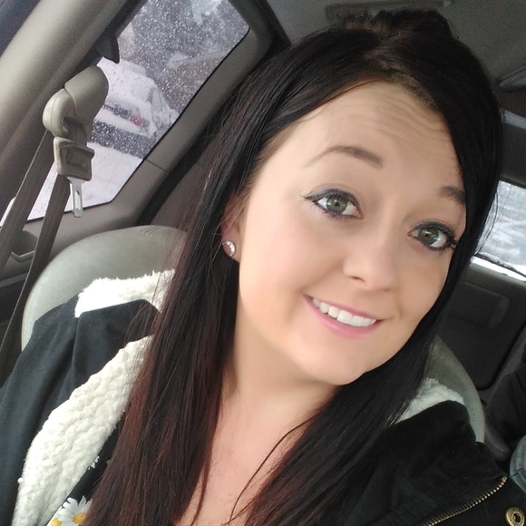 Profile Picture of Liz Thomas (@lizpt0718) on Poshmark