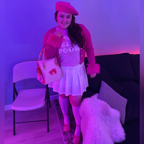 Profile Picture of Ryan Hickey (@ryanniicole) on Poshmark