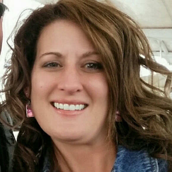 Profile Picture of Heather Thiessen (@heathert74) on Poshmark