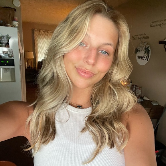 Profile Picture of Ashley Kefauver (@ashleykefauver) on Poshmark