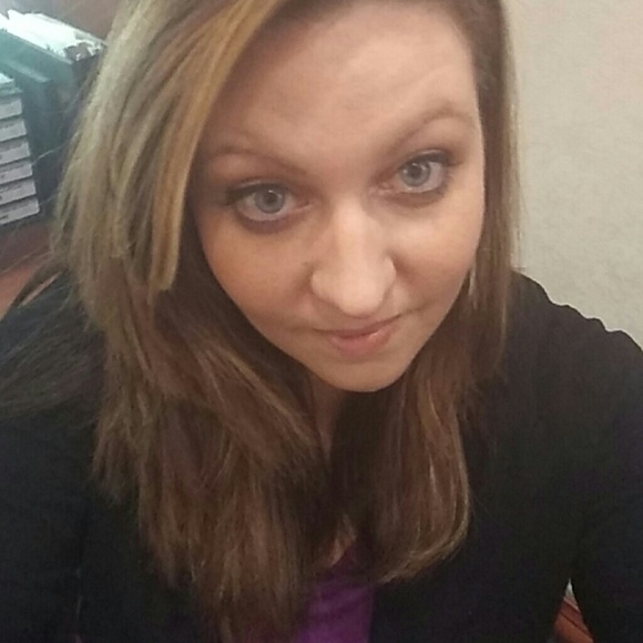 Profile Picture of April Manier (@aprilgrech) on Poshmark