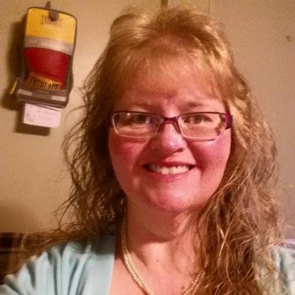 Profile Picture of Amy Gravitt (@amygravitt) on Poshmark