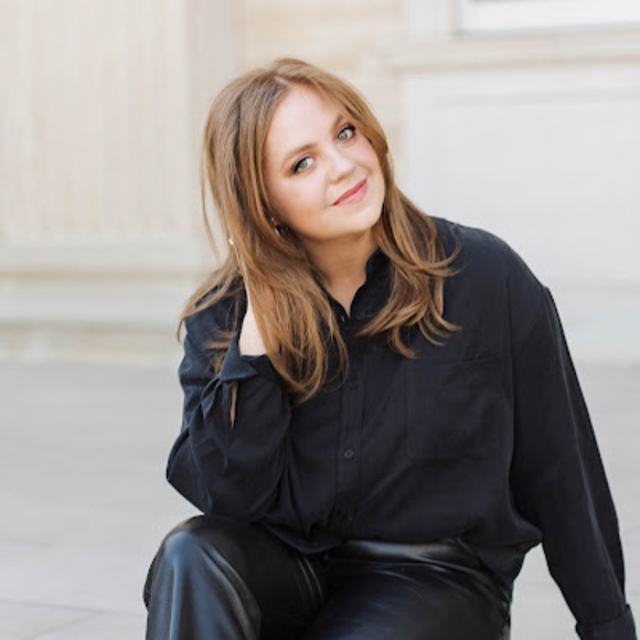 Profile Picture of Julianne Works (@julianneworks) on Poshmark