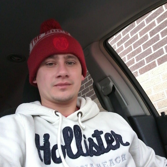Profile Picture of Dustin Lester (@lest8422) on Poshmark