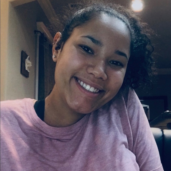 Profile Picture of Keely Harris (@keelyharris) on Poshmark