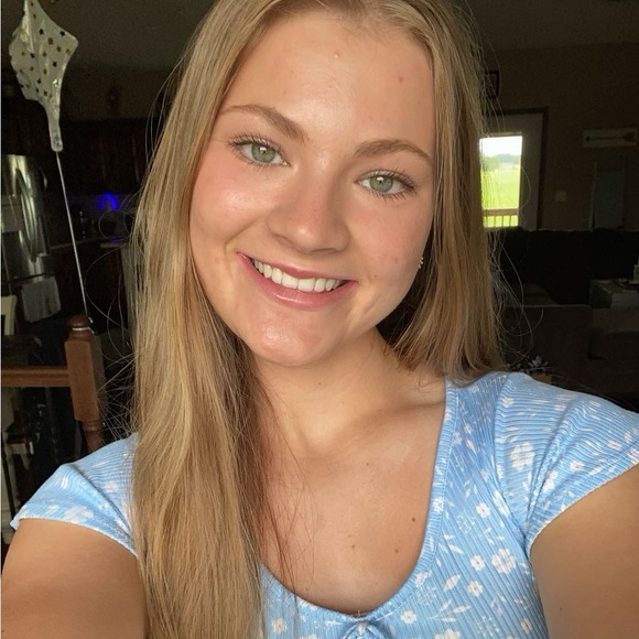 Profile Picture of Bailey Brockus (@bbrockus24) on Poshmark