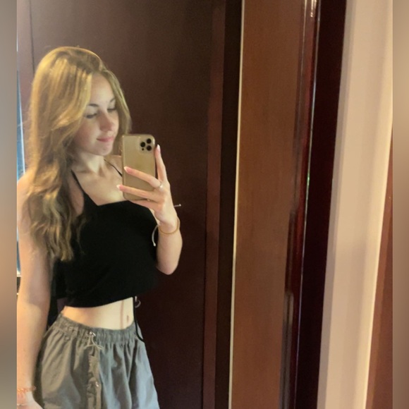 Profile Picture of Elle Clapton (@elleclapton) on Poshmark