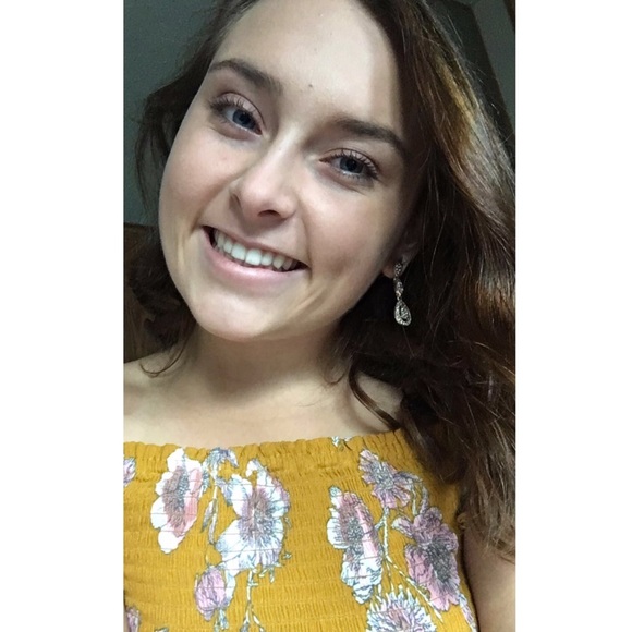 Profile Picture of Hallie Bobula (@halliebobula) on Poshmark