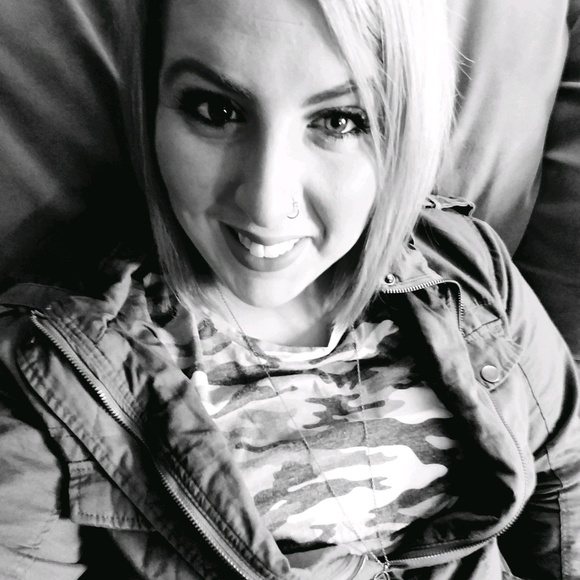 Profile Picture of Katie Texter (@katietexter12) on Poshmark