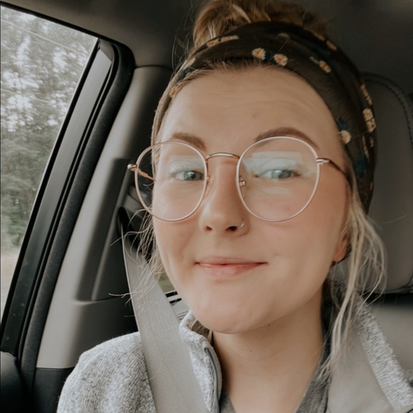 Mikaela Davis - Poshmark Profile Picture of Mikaela Davis (@mikaelawdavis) on Poshmark