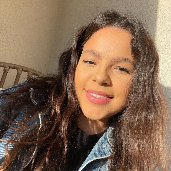 Profile Picture of Bianca Silva (@binksss_96) on Poshmark