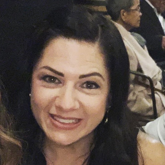 Profile Picture of Vanessa Holcomb (@vabalous) on Poshmark