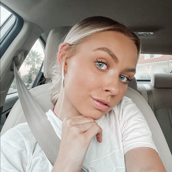 Profile Picture of Jesslyn Benware (@jesslynbenware) on Poshmark