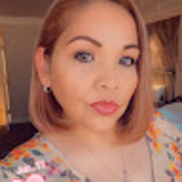 Profile Photo of Glenda Alvarez (@glendaalvare782) on Poshmark