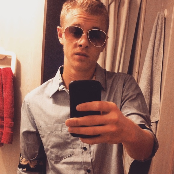 Profile Picture of Joseph Howle (@joeyhowle) on Poshmark