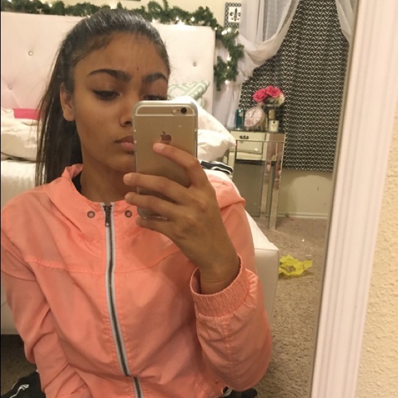 Profile Picture of Cheyyanne Neilsen (@cneilsen20) on Poshmark