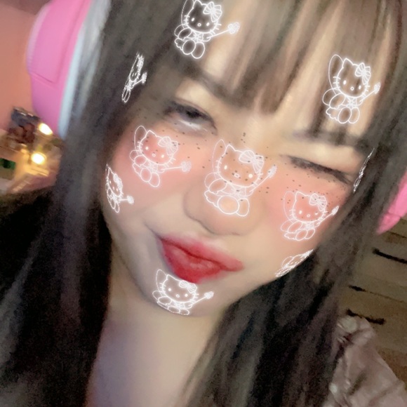 Profile Picture of Chrisanna Yang (@chris_gnay) on Poshmark