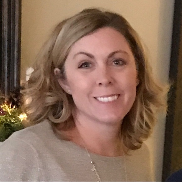 Profile Picture of Robyn Schulze (@robyns1231) on Poshmark