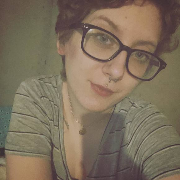 Profile Picture of Cheyenne Venables (@cheyennemv2001) on Poshmark